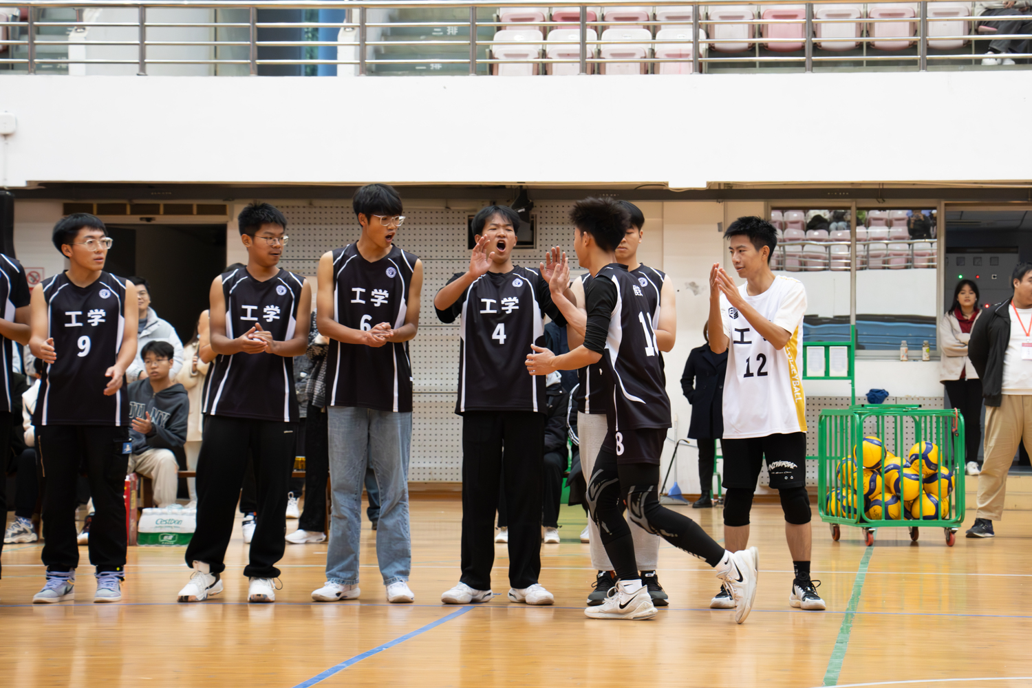 工學院賽前隊長擊掌（學通社記者 仇傲 攝）